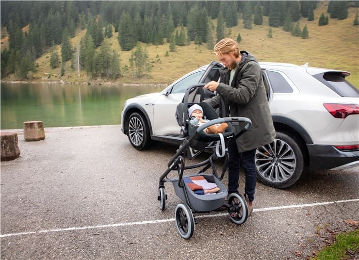 Vajíčko Maxi-Cosi CabrioFix (40-75 cm) upevnené na konštrukcii kočíka.