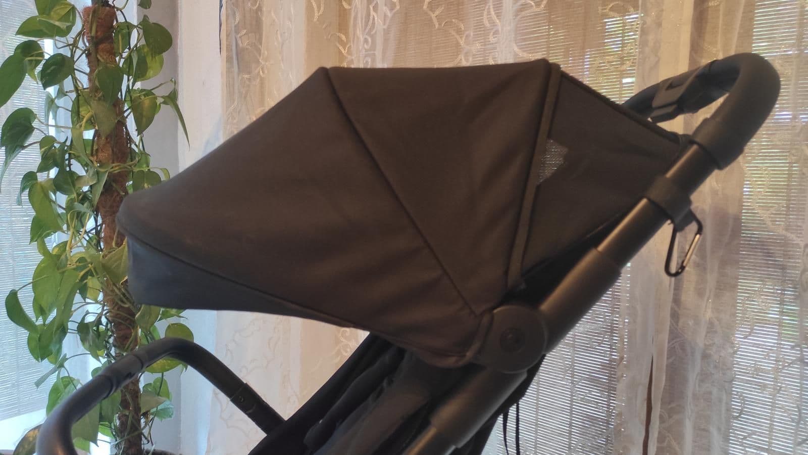 Ventilačné okienka po stranách striešky.